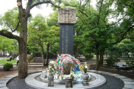 韓国人被爆者の碑に献花