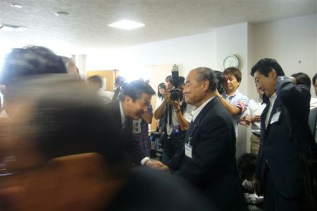 1人1人と握手