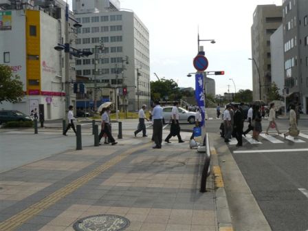 高松駅前街頭演説(大勢の通勤客の方々)