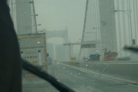 羽田空港からの車中より（雨の風景）