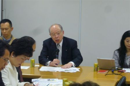 渡辺教授・野依博士・小谷教授（左から）