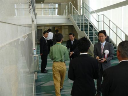 皆様に御礼の握手