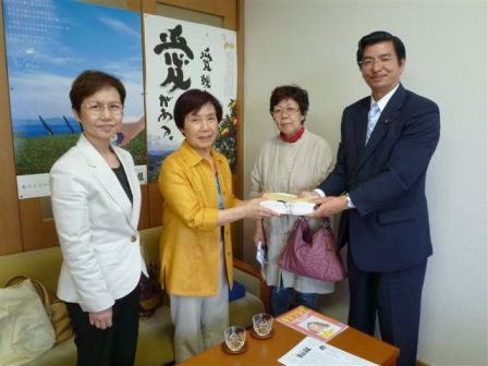愛媛県難病連から請願要請書を手渡される