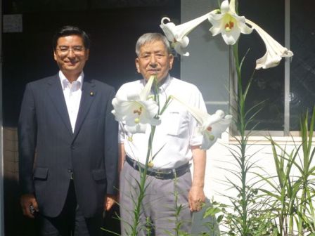 ゆりの花の前で(自宅)母の撮った写真