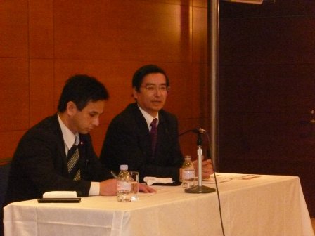 離島振興への公明党のビジョンを説明(遠山議員と)