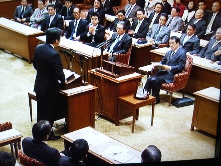 菅総理を追及