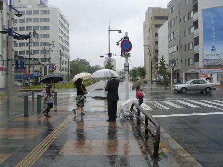 雨の街頭