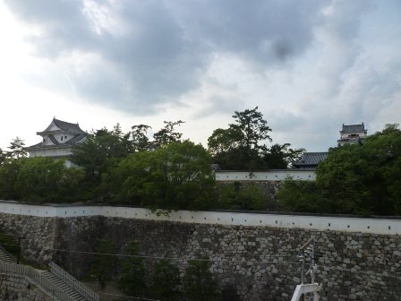 ホームから見る福山城