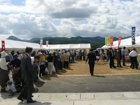 オープニングイベントに大勢の人々