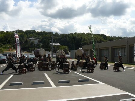 勇壮な太鼓演奏