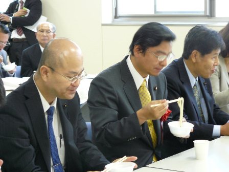 うどん試食(都築県議と)