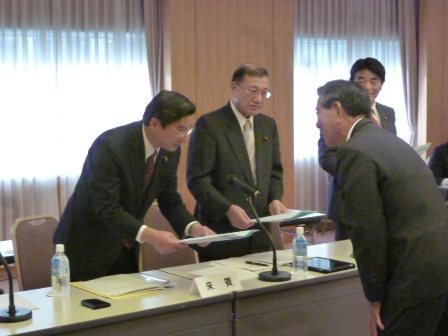 金子議長から要望書をいただく