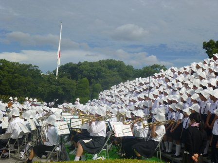 地元のブラスバンド (ひろしま平和のうた演奏)