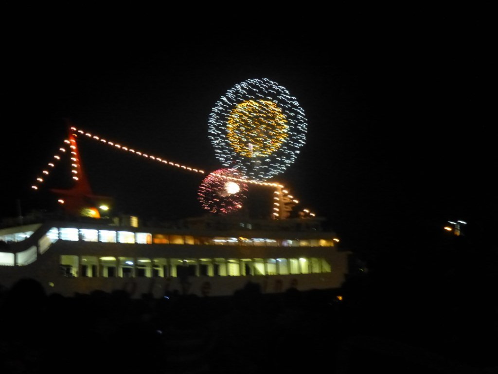 フェリーと花火