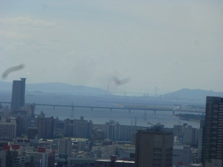 遠くに明石海峡