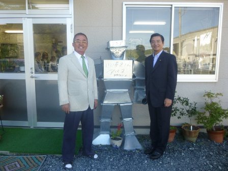 会社の前で寺田社長と