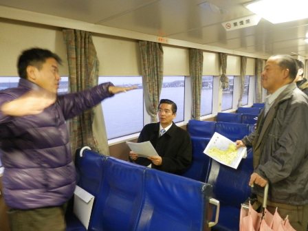 船で島案内ボランティア篠原さんと
