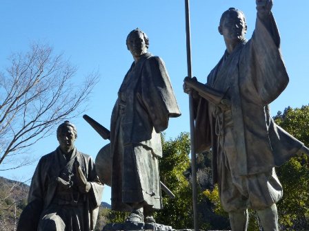 坂本龍馬(まん中)