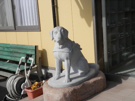 盲導犬の銅像