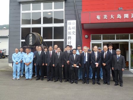 会社前で従業員の皆様と
