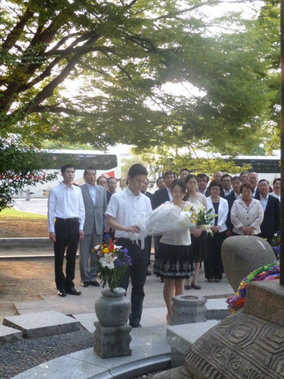 韓国人被爆者慰霊碑に献花