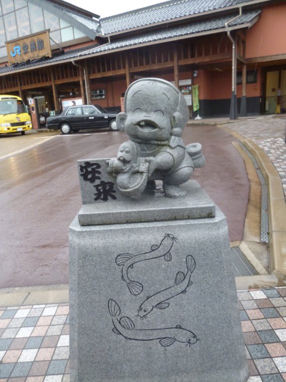 安来駅前の像