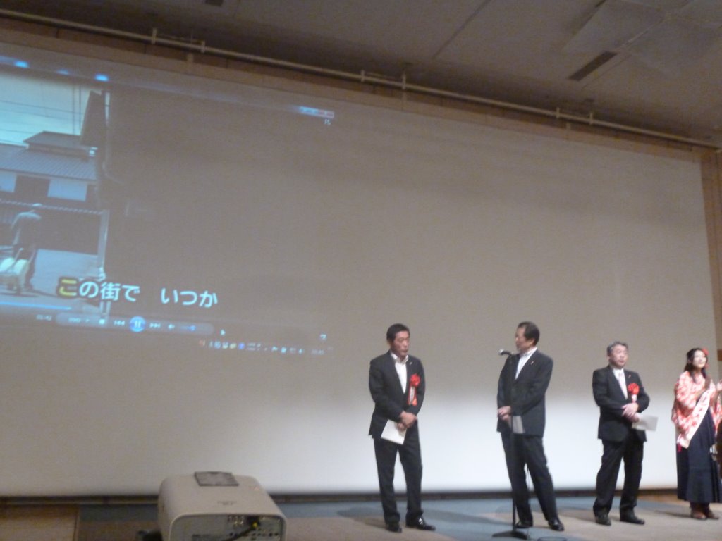 全員で合唱(中村知事・野志市長)