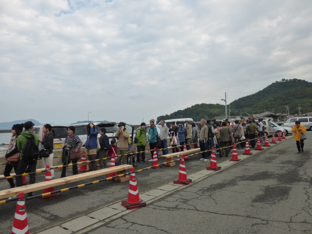 須田港で粟島行に待つ人々