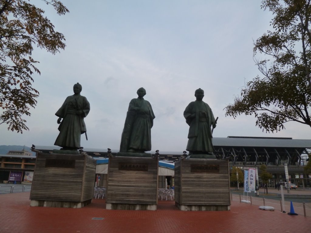 高知駅前の3人の像（坂本龍馬）