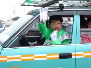 遊説カーで出発