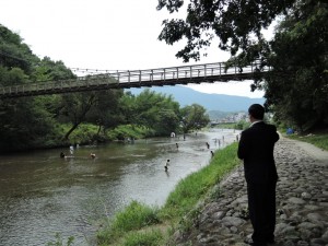 子供たちの川遊び