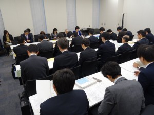 議員会館で検討