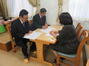 越野氏と意見交換（鴻池市議）