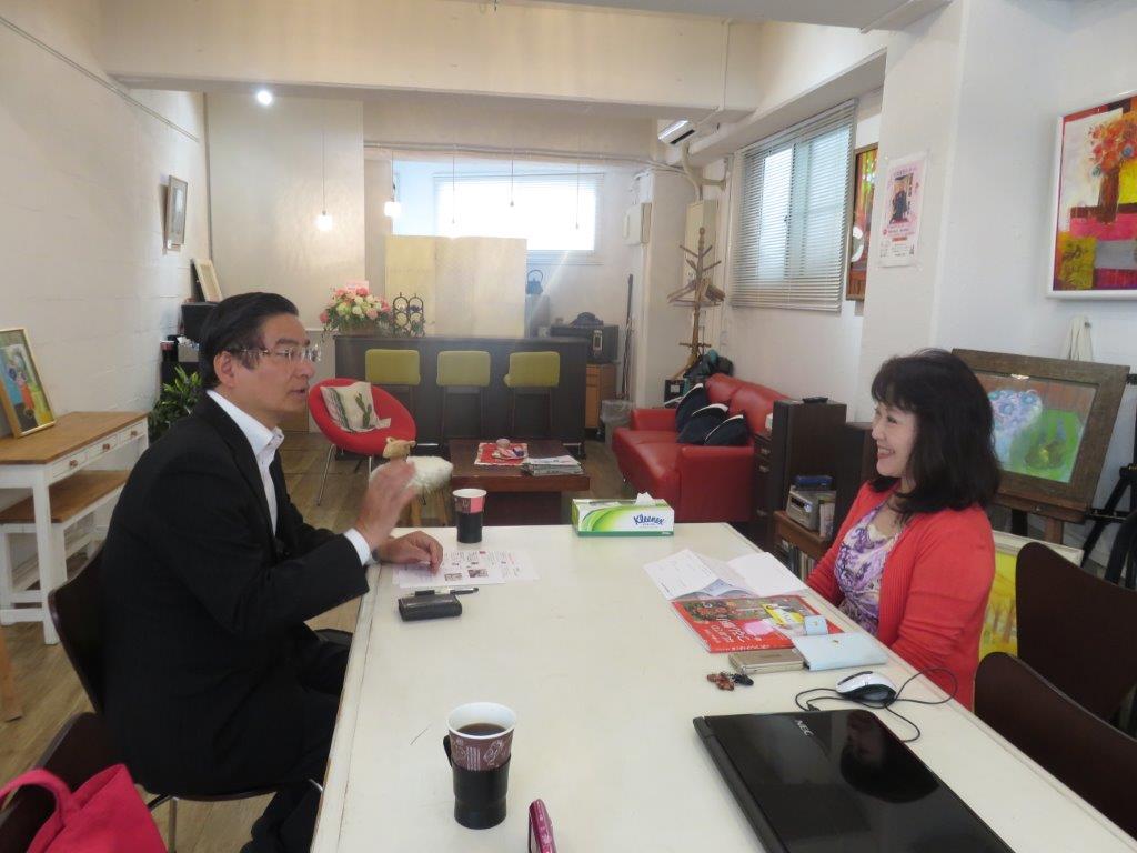 地域の交流サロン あとりえウィズユーリビング で三橋清枝社長と懇談 飯島和代目黒区議と 東京都目黒区 公明党 参議院議員 山本ひろし