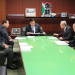 「四国新幹線整備促進期成会」の千葉会長らと共に赤羽国交大臣に要望(東京都)の様子2