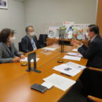 医療的ケア児全国家族会の全国医療的ケアライン（アイライン）宮副（みやぞえ）和歩代表、内多勝康事務局担当と「交通バリアフリー等」で懇談（東京都）の様子7