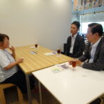 18年間交流を続けている地域活動支援センター「ほっとハウス」松本理事長と懇談(徳島県徳島市)の様子3