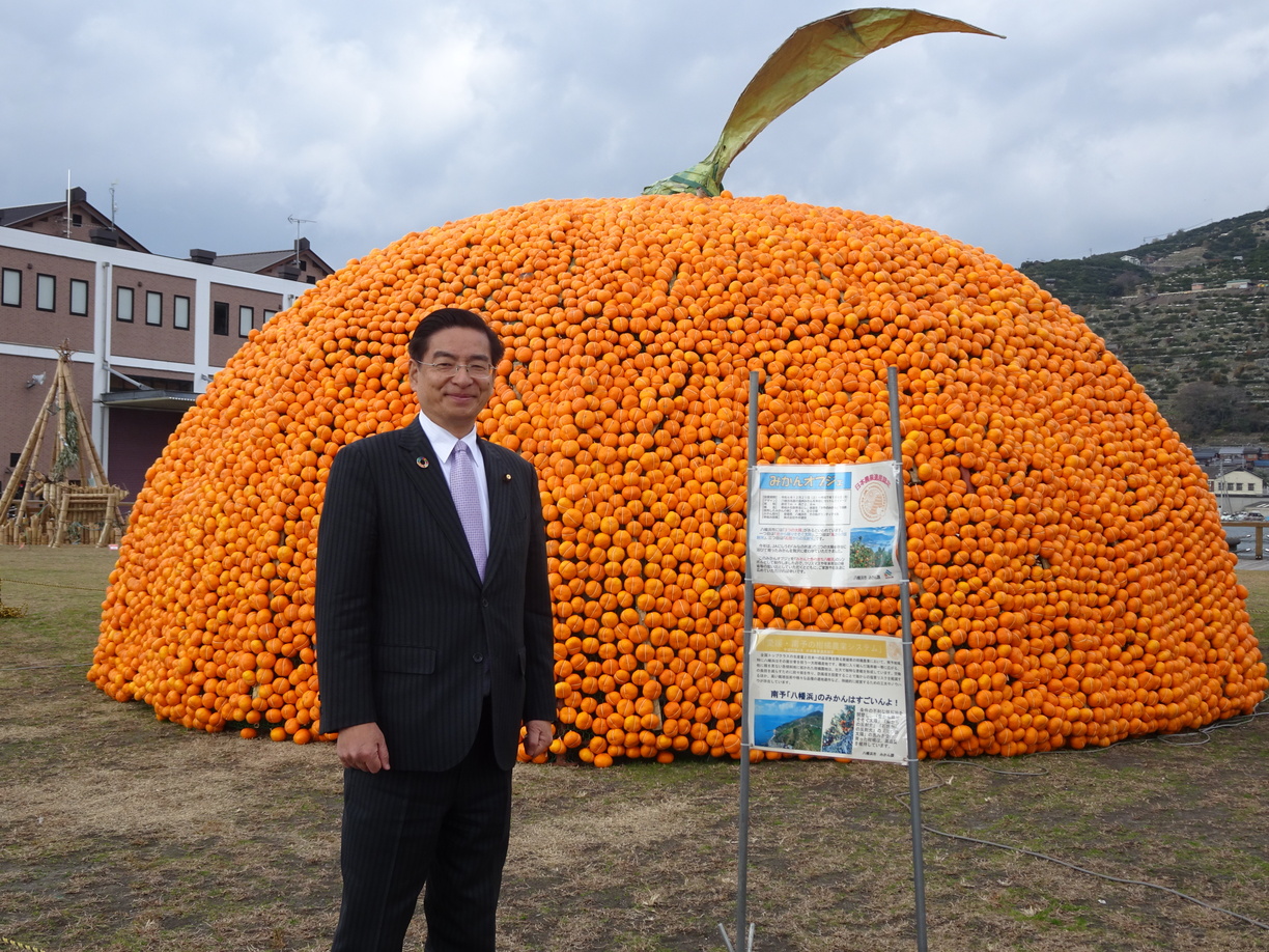 ひよこミカン☆山盛り 巨大みかんのオブジェ「 八幡浜みなっと」（愛媛県八幡浜市） | 山本博司