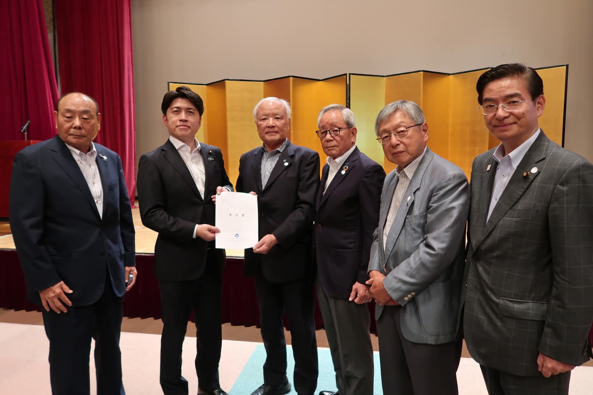 日本室内装飾事業協同組合連合会(日装連)宮本理事長らが中野国交大臣に要望(兵庫県尼崎市) | 山本博司